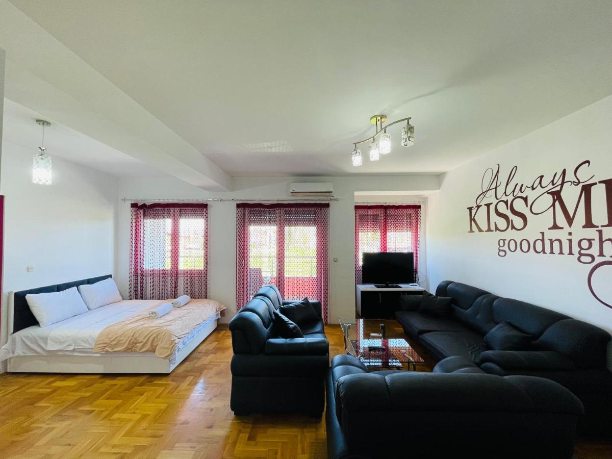 Front Beach Exclusive Apartments สตรูกา ภายนอก รูปภาพ