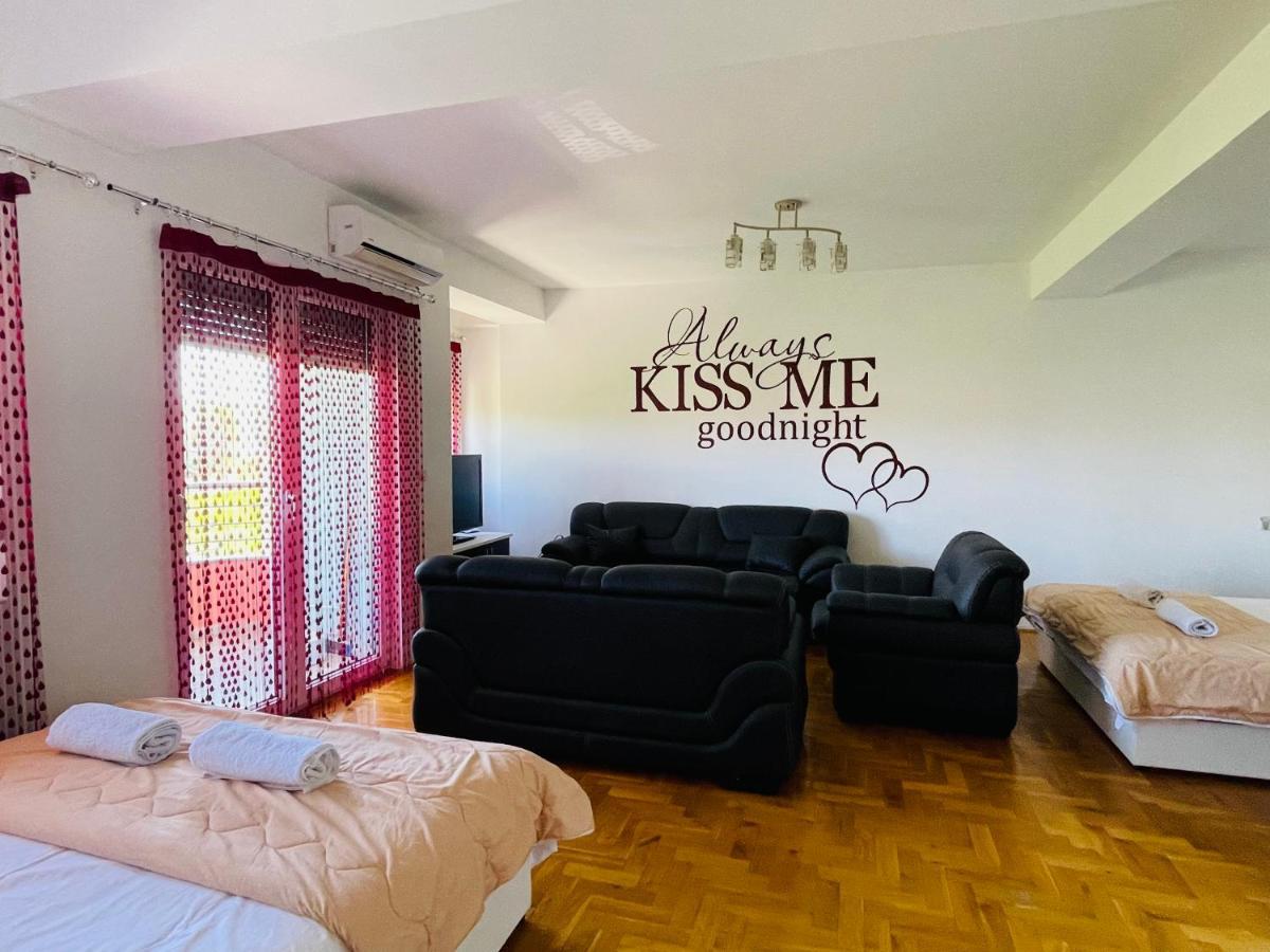 Front Beach Exclusive Apartments สตรูกา ภายนอก รูปภาพ