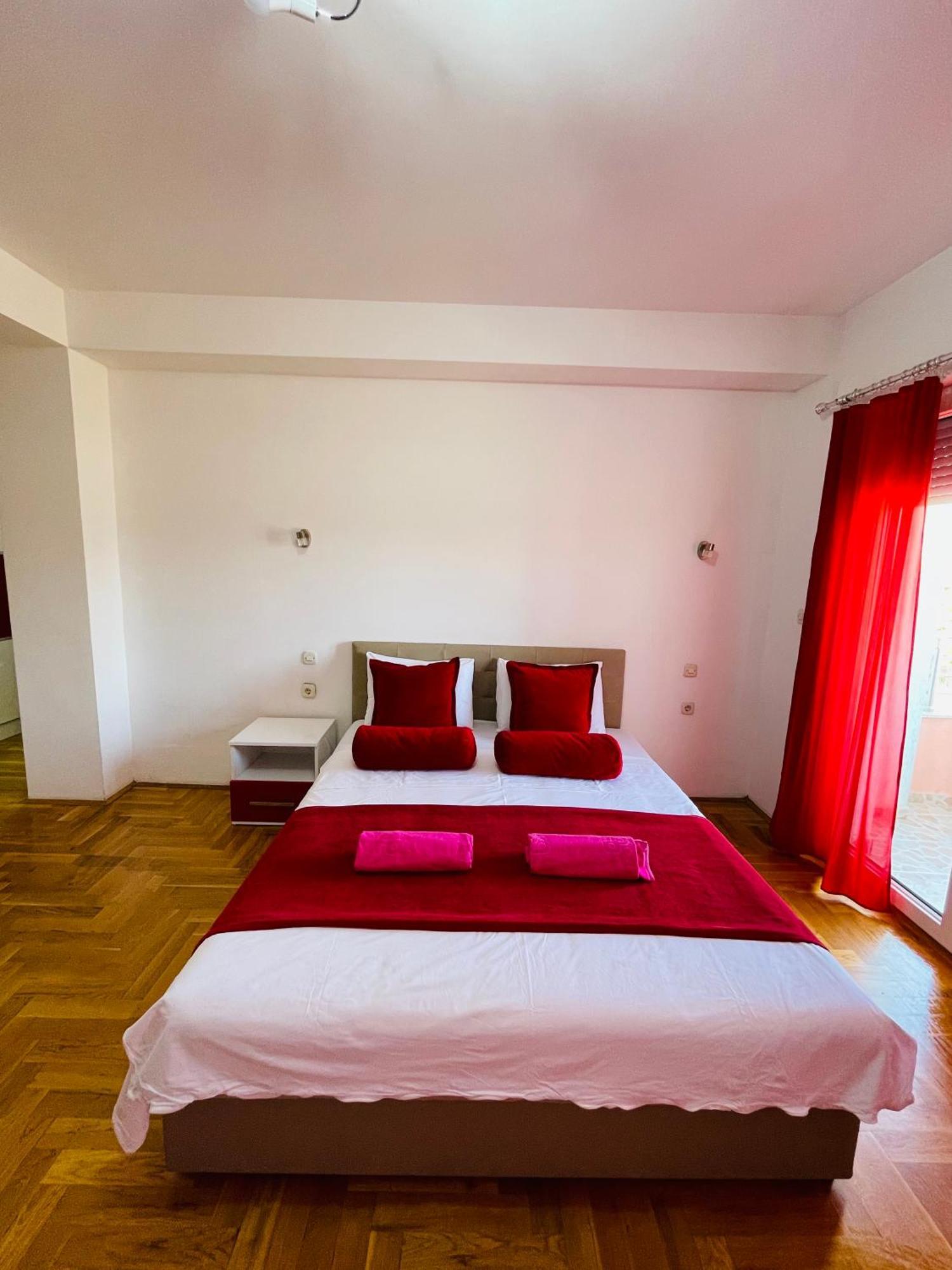 Front Beach Exclusive Apartments สตรูกา ภายนอก รูปภาพ